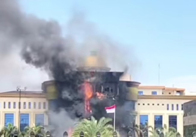 Asrama Haji Medan kebakaran. Api bakar Gedung Madinatul Al Munawwarah. [Instagram]